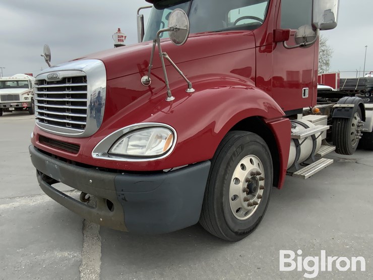 2017-freightliner-columbia-120-image-13