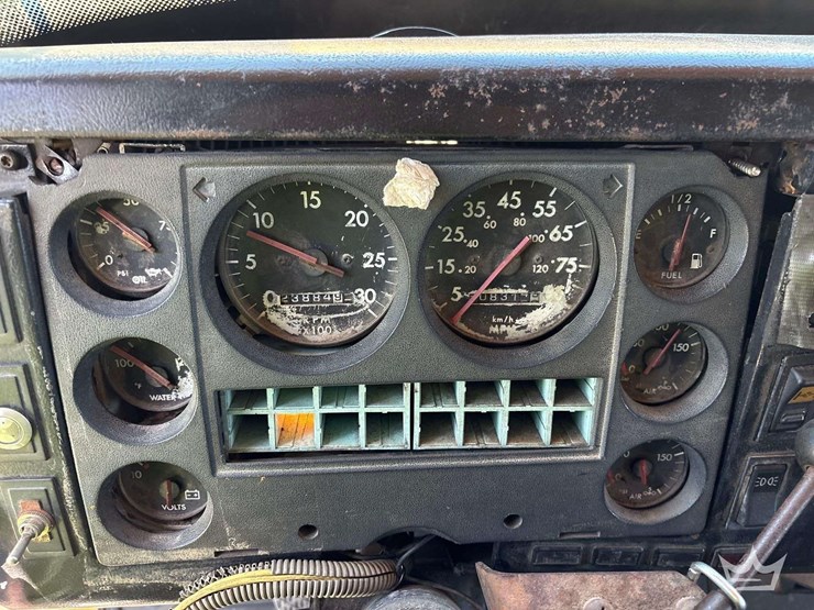 1999-freightliner-fl112-image-25