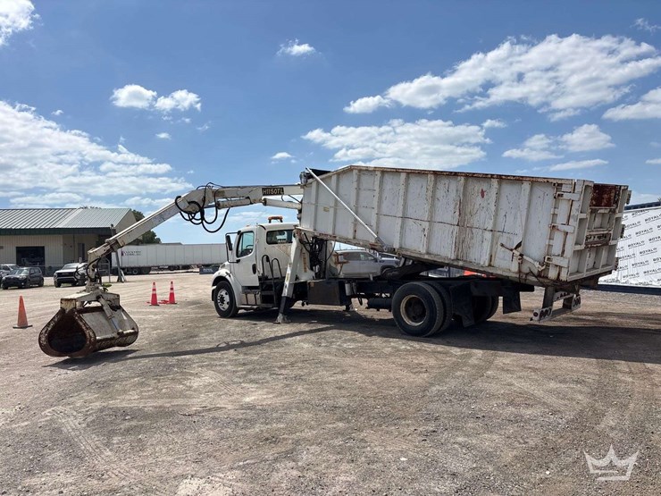 2015-freightliner-m2-106-image-4