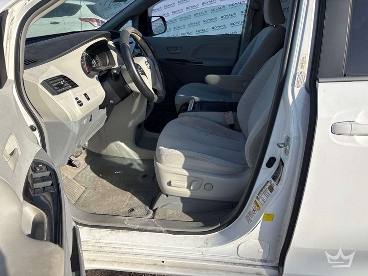 2013-toyota-sienna-image-13