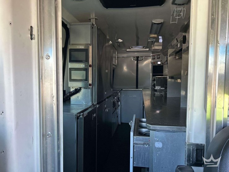 2021-mercedes-benz-sprinter-4500-image-18