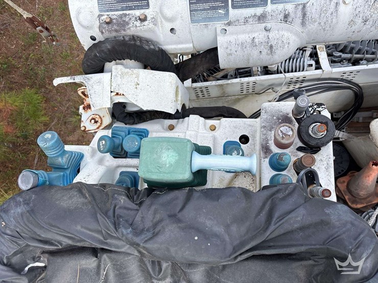 2010-freightliner-m2-106-image-16