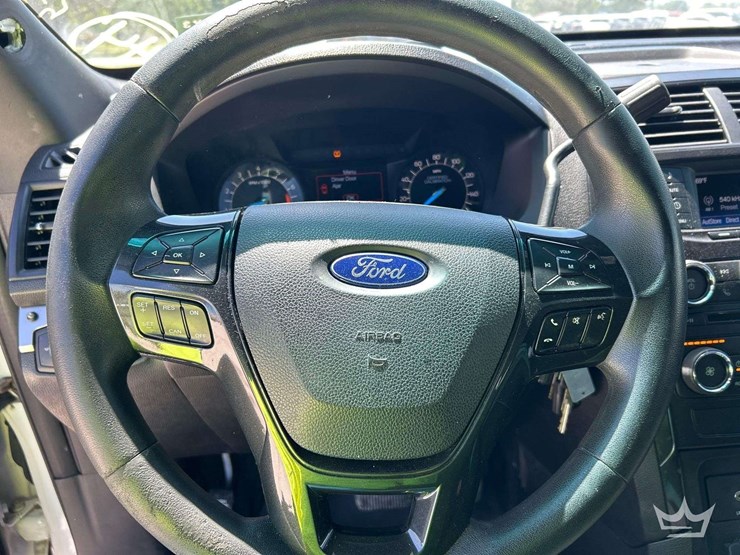 2016-ford-explorer-image-12
