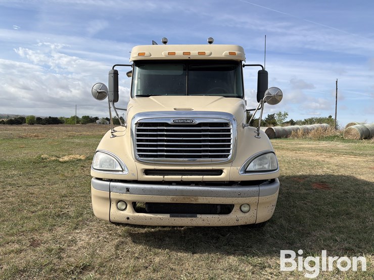 2007-freightliner-columbia-120-image-2