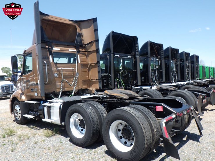 2022-volvo-vnl300-image-11