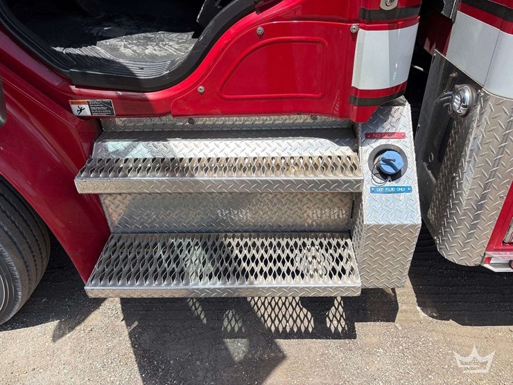 2015-freightliner-m2-106-image-14