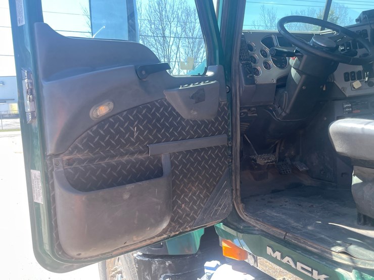 2013-mack-granite-104fr-image-82