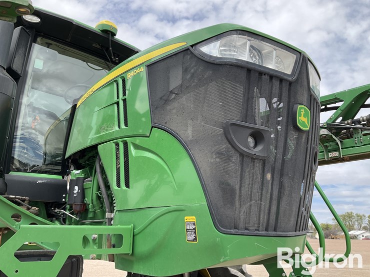 2019-john-deere-r4044-image-11