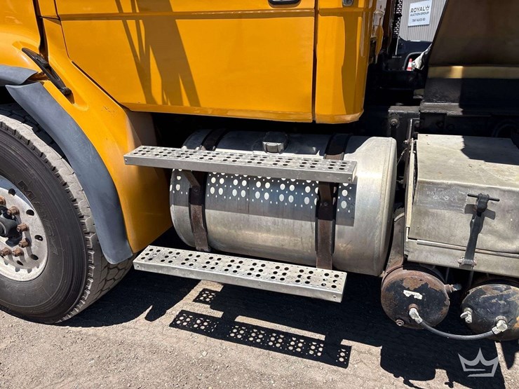 1999-freightliner-fl112-image-17