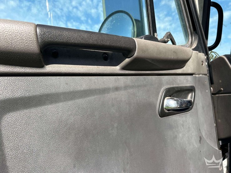 2019-peterbilt-520-image-19