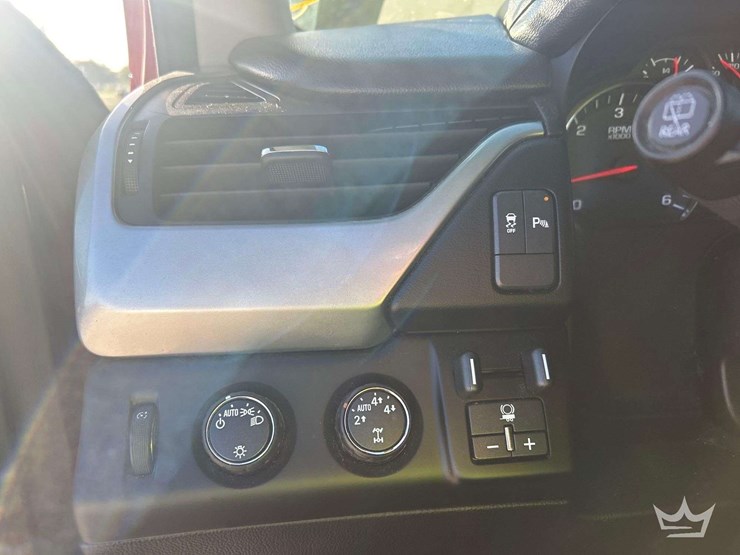 2016-chevrolet-suburban-image-15