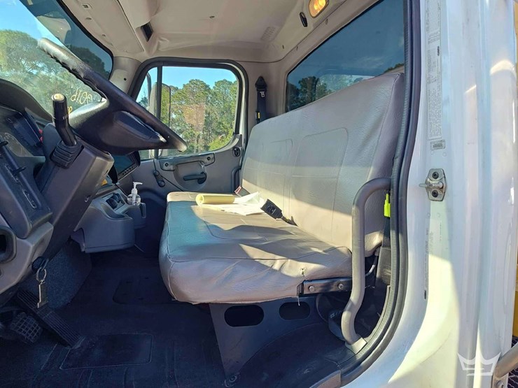 2016-freightliner-m2-106-image-18