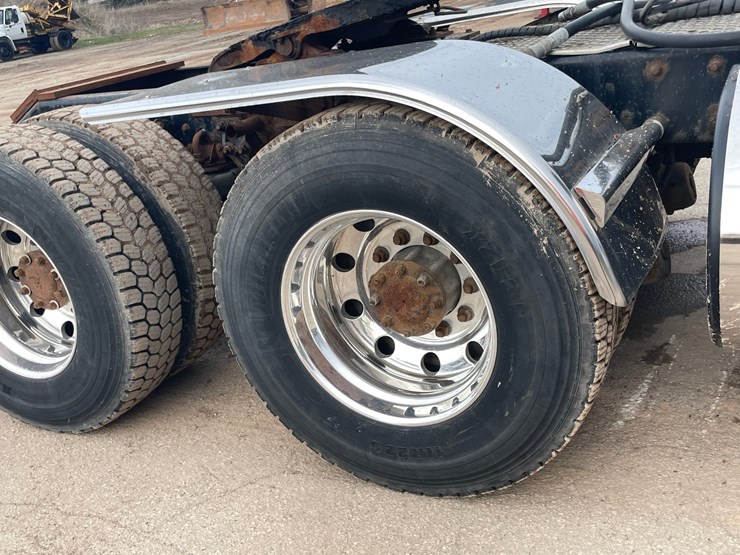 2015-kenworth-t880-image-17