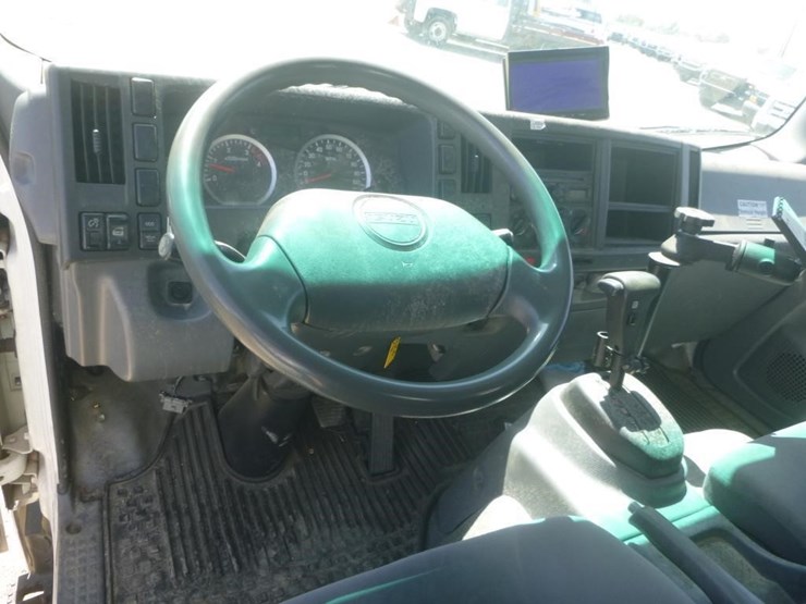 2014-isuzu-nqr-image-19
