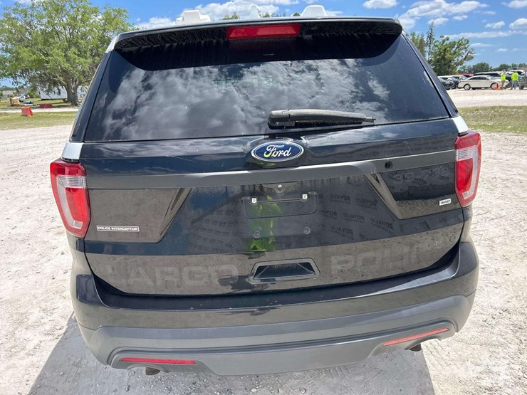 2017-ford-explorer-image-27