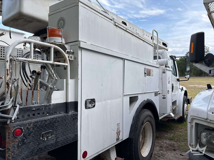 2010-freightliner-m2-106-image-22