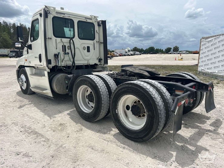 2016-freightliner-cascadia-125-image-4