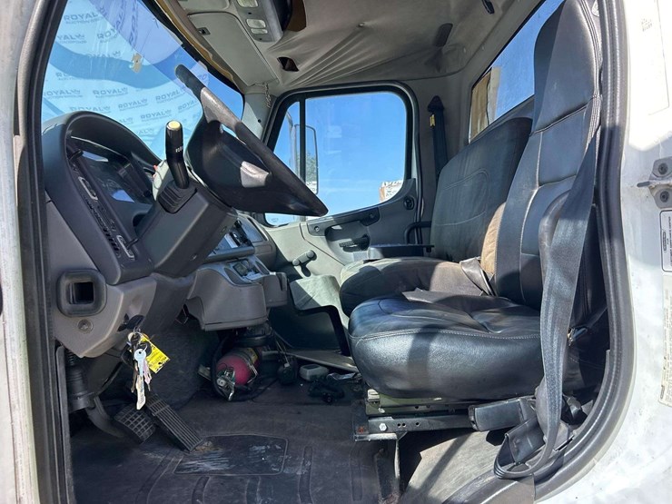 2010-freightliner-m2-106-image-12