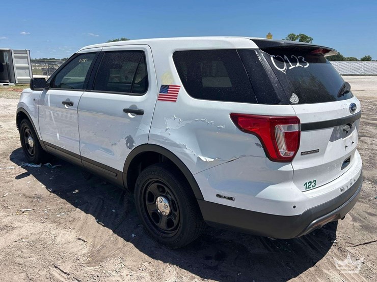 2016-ford-explorer-image-4