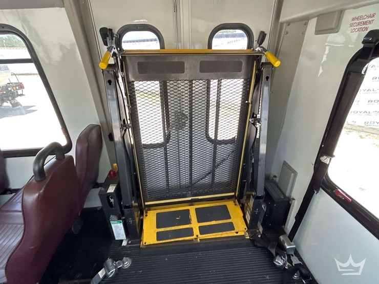 2015-ford-e450-image-23