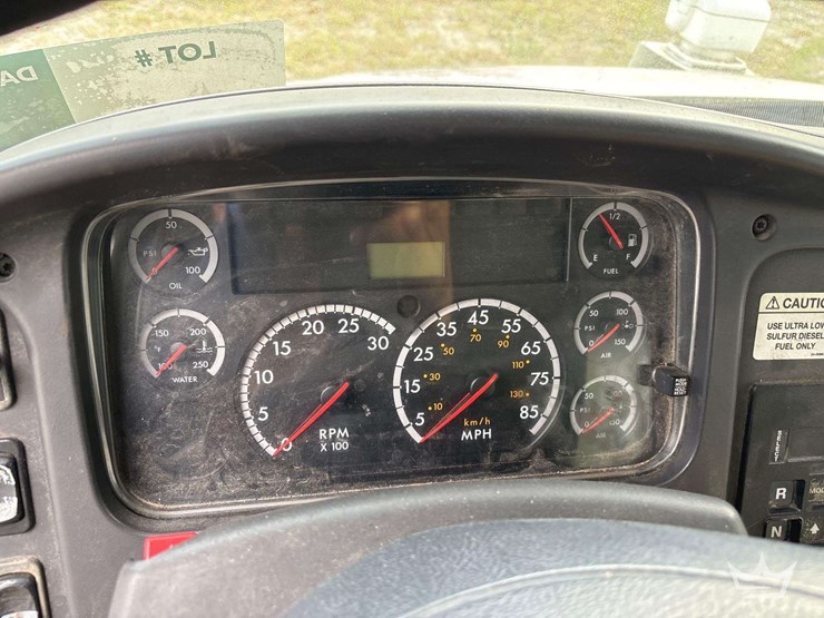 2010-freightliner-m2-106-image-41
