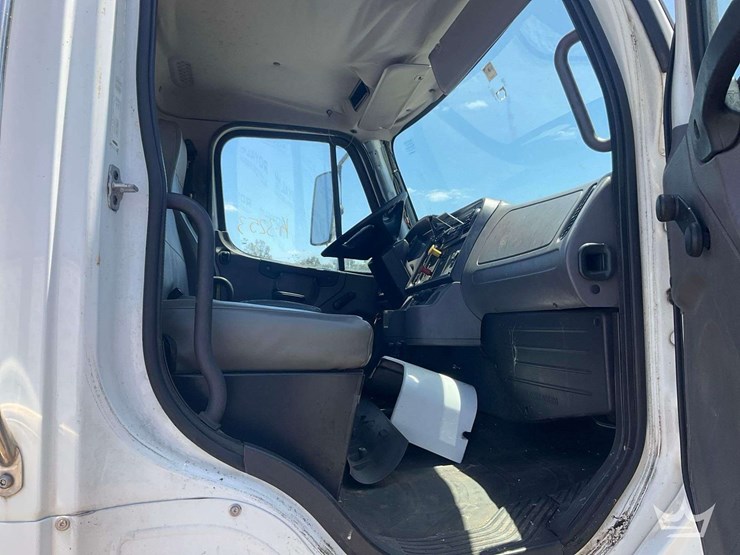 2015-freightliner-m2-106-image-52