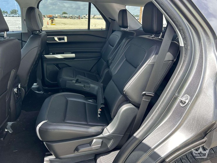 2023-ford-explorer-image-17