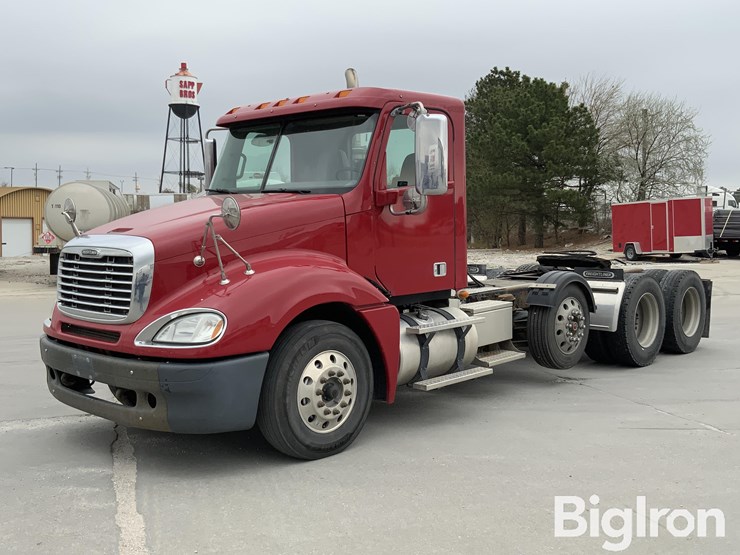 2017-freightliner-columbia-120-image-1