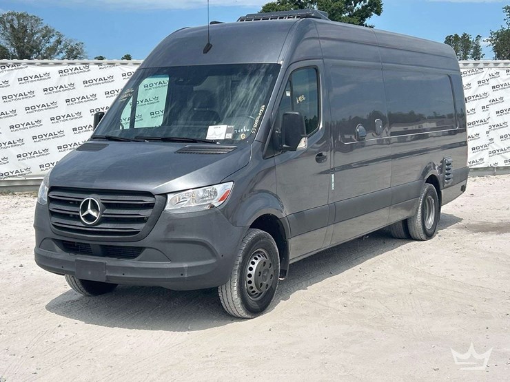 2021-mercedes-benz-sprinter-4500-image-1