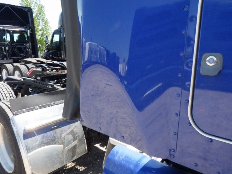 2021-peterbilt-579-image-6