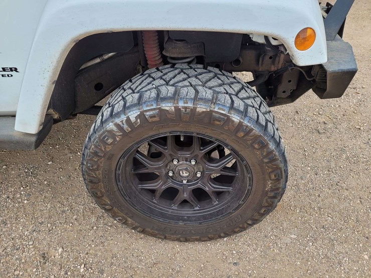 2014-jeep-wrangler-unlimited-sahara-image-5