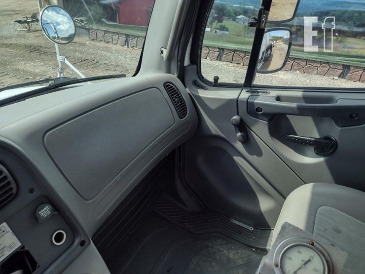 2007-freightliner-business-class-m2-106-image-11