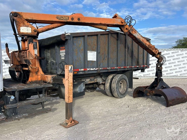 2015-freightliner-m2-106-image-19