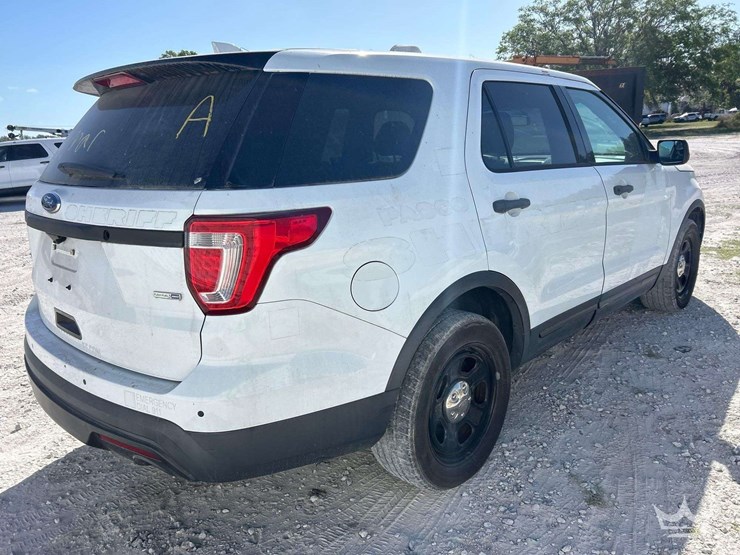 2016-ford-explorer-image-3