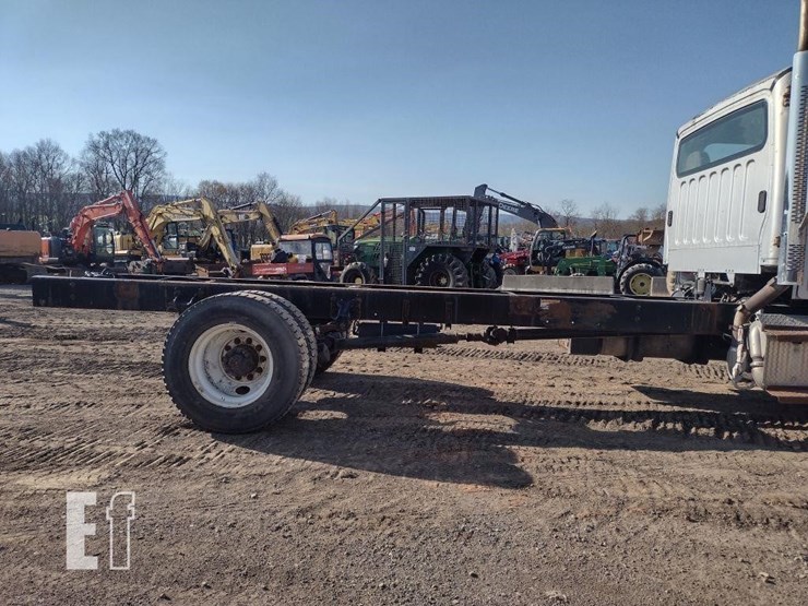 2015-freightliner-business-class-m2-106-image-25