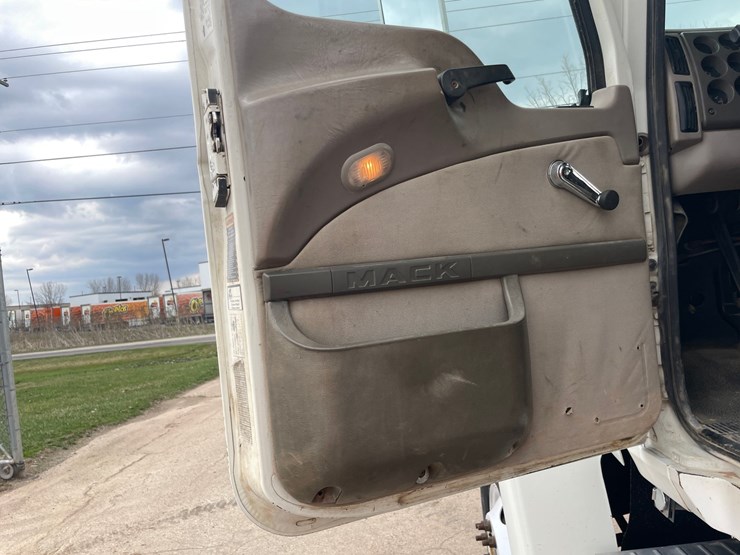 #4030-•-2005-mack-tractor-unit-18-image-72