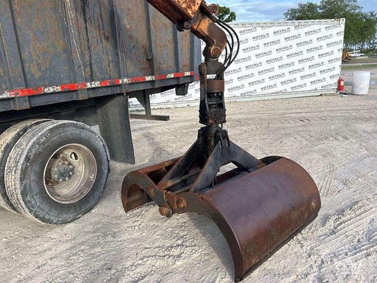 2015-freightliner-m2-106-image-25