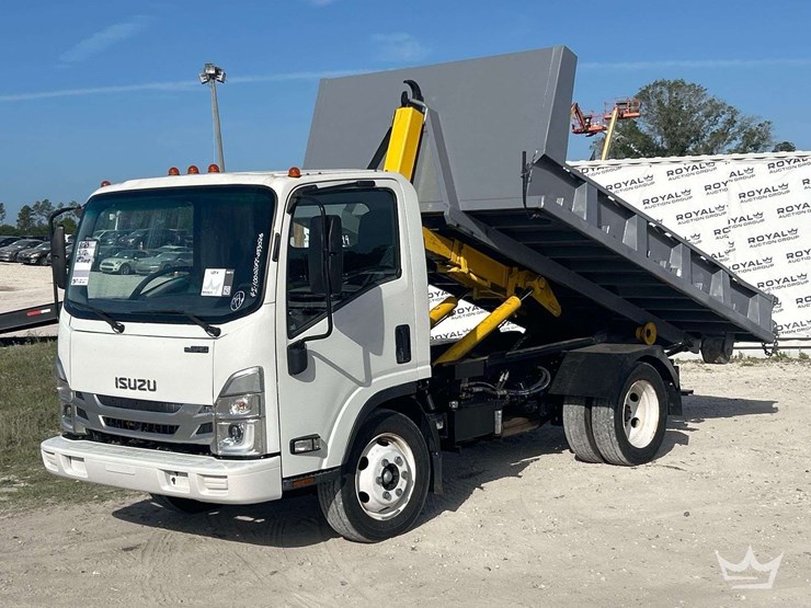 2023-isuzu-npr-image-1