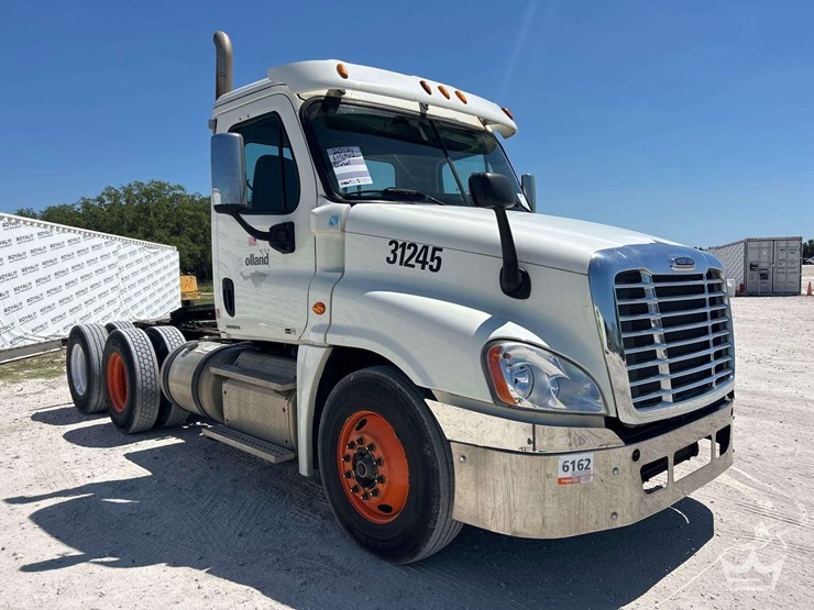 2012-freightliner-cascadia-125-image-2
