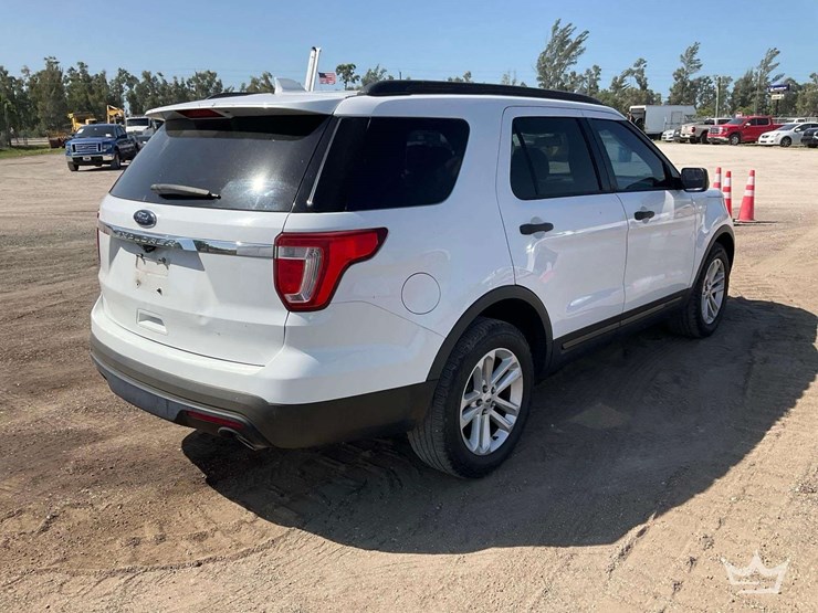 2017-ford-explorer-image-3