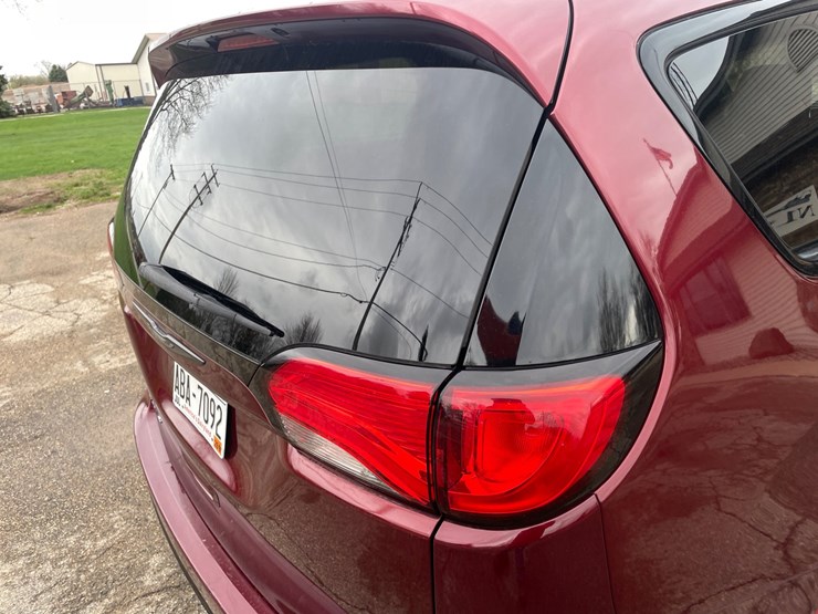 2018-chrysler-pacifica-image-25