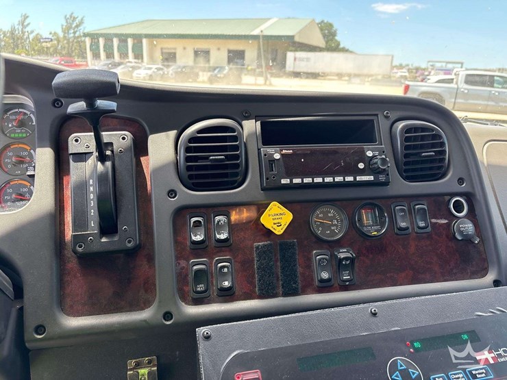 2015-freightliner-m2-106-image-19