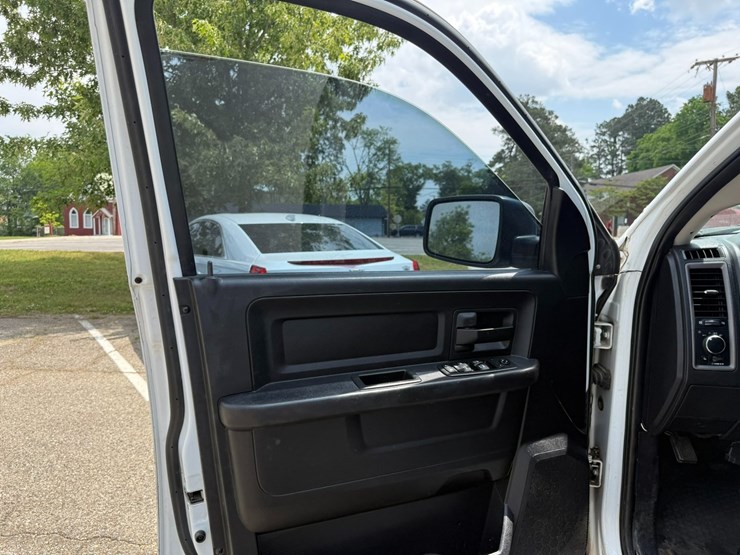 2016-dodge-1500-image-36