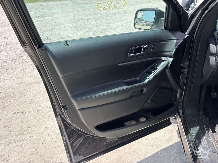 2017-ford-explorer-image-11