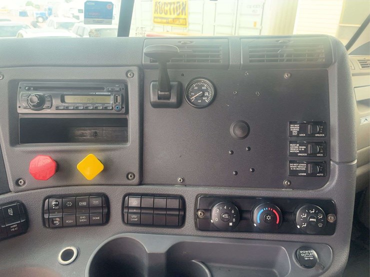 2015-freightliner-cascadia-125-image-30