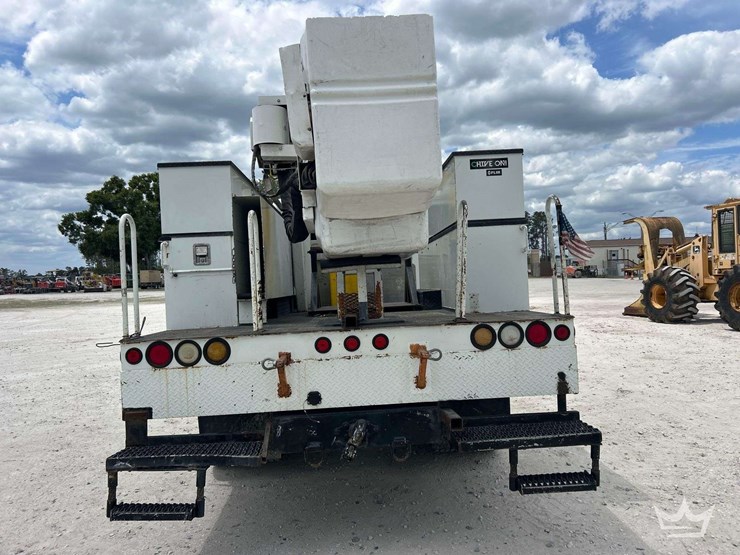 2012-freightliner-m2-106-image-32