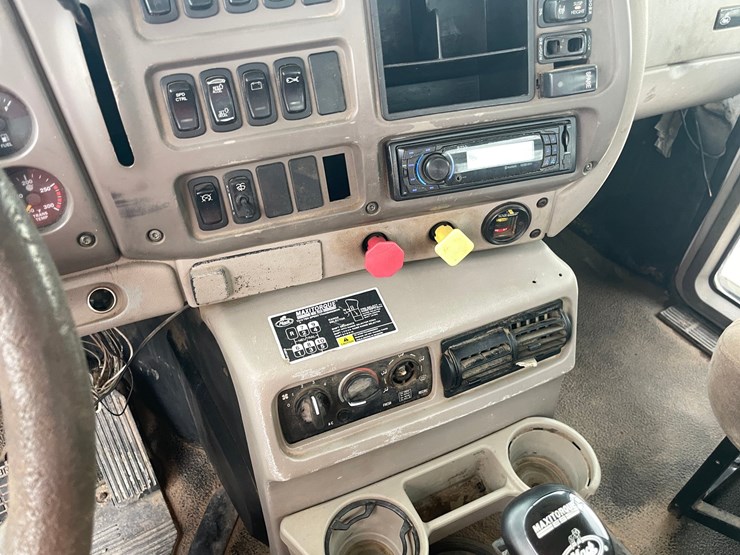#4030-•-2005-mack-tractor-unit-18-image-86