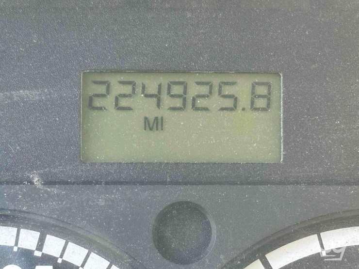 2010-freightliner-m2-106-image-8