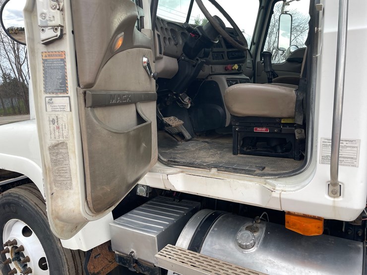 #4030-•-2005-mack-tractor-unit-18-image-75