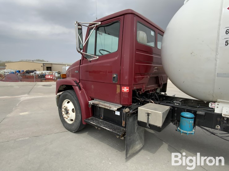 2001-freightliner-fl70-image-18